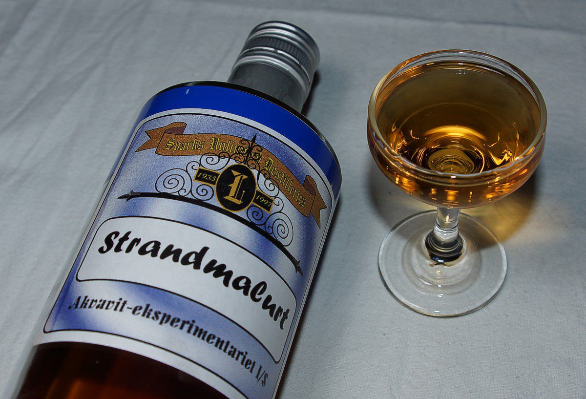 Strandmalurt%20bitter%20i%20glas%20med%20flaske-1%20JP-DSC04183_cr.jpg