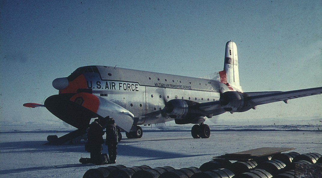C-124 losser 90 tromler  midnatssol, idet motorerne ikke standses under losning pga kulden