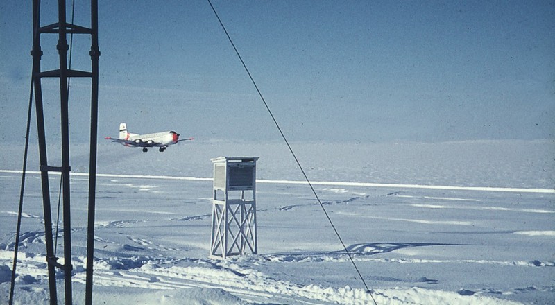 En C-124 letter for at hente mere olie 1200 km væk i Thule