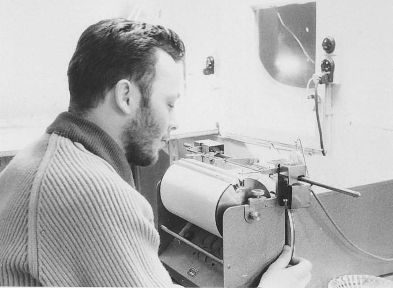 Nord - Mik ved pejleapparatet på radiosonden. - Nord 1961