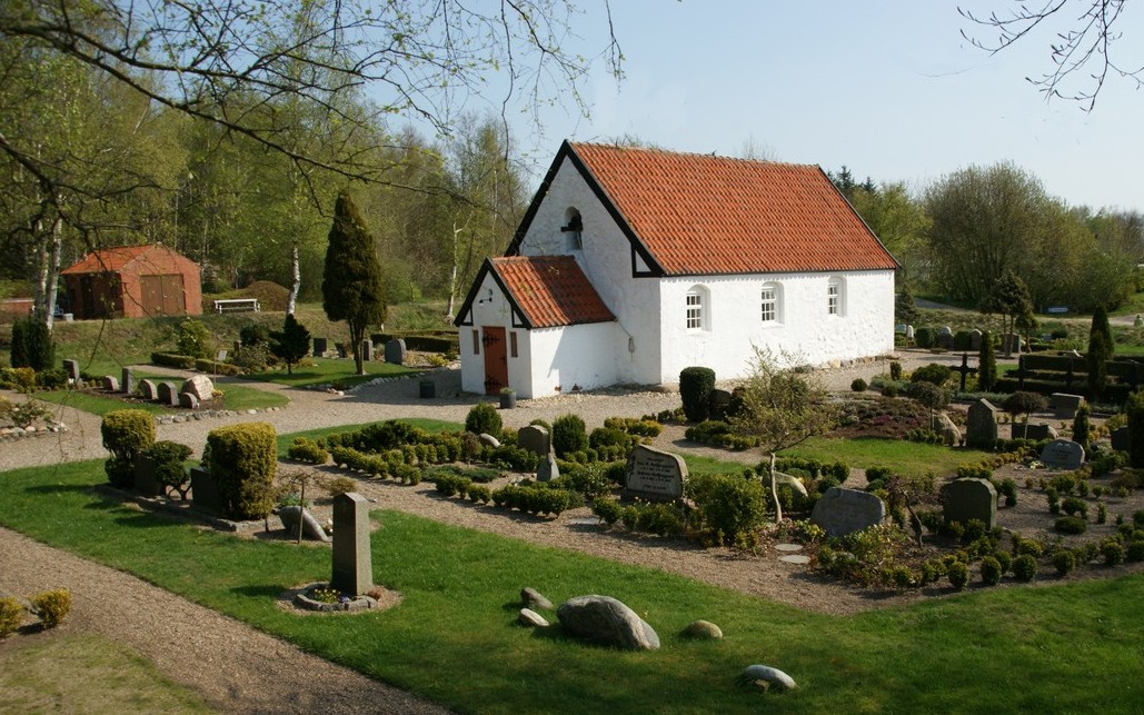 Kirken set fra diget og en stang Venø JP-DSC00951